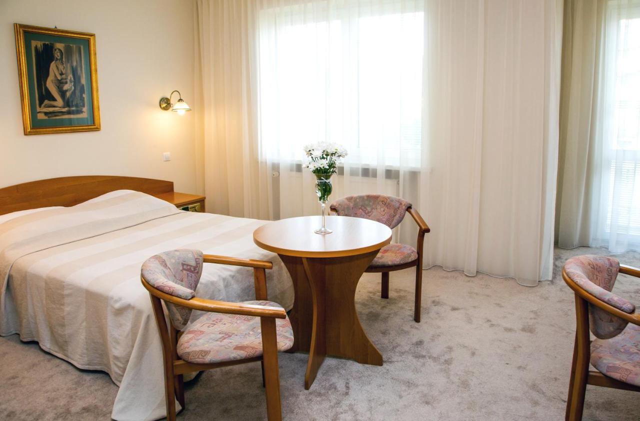 Hotel Alexandra Pobiedziska Kültér fotó